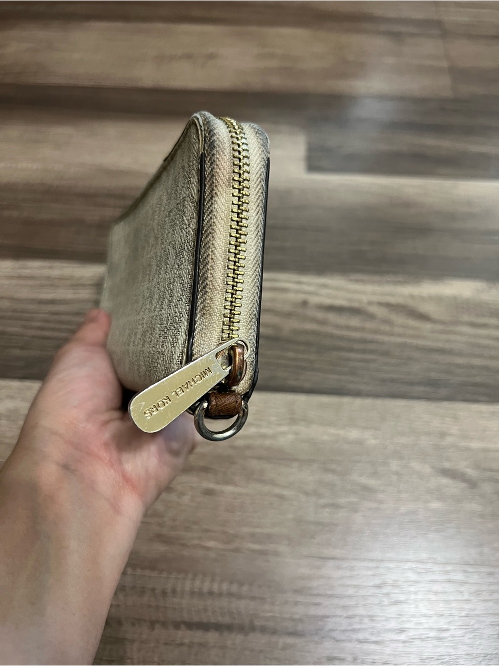 *Rehab* Michael Kors Women’s Beige Signature Zip Wallet - Picture 5 of 7